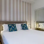 Casa Lounge Costituzione 招待所 4*